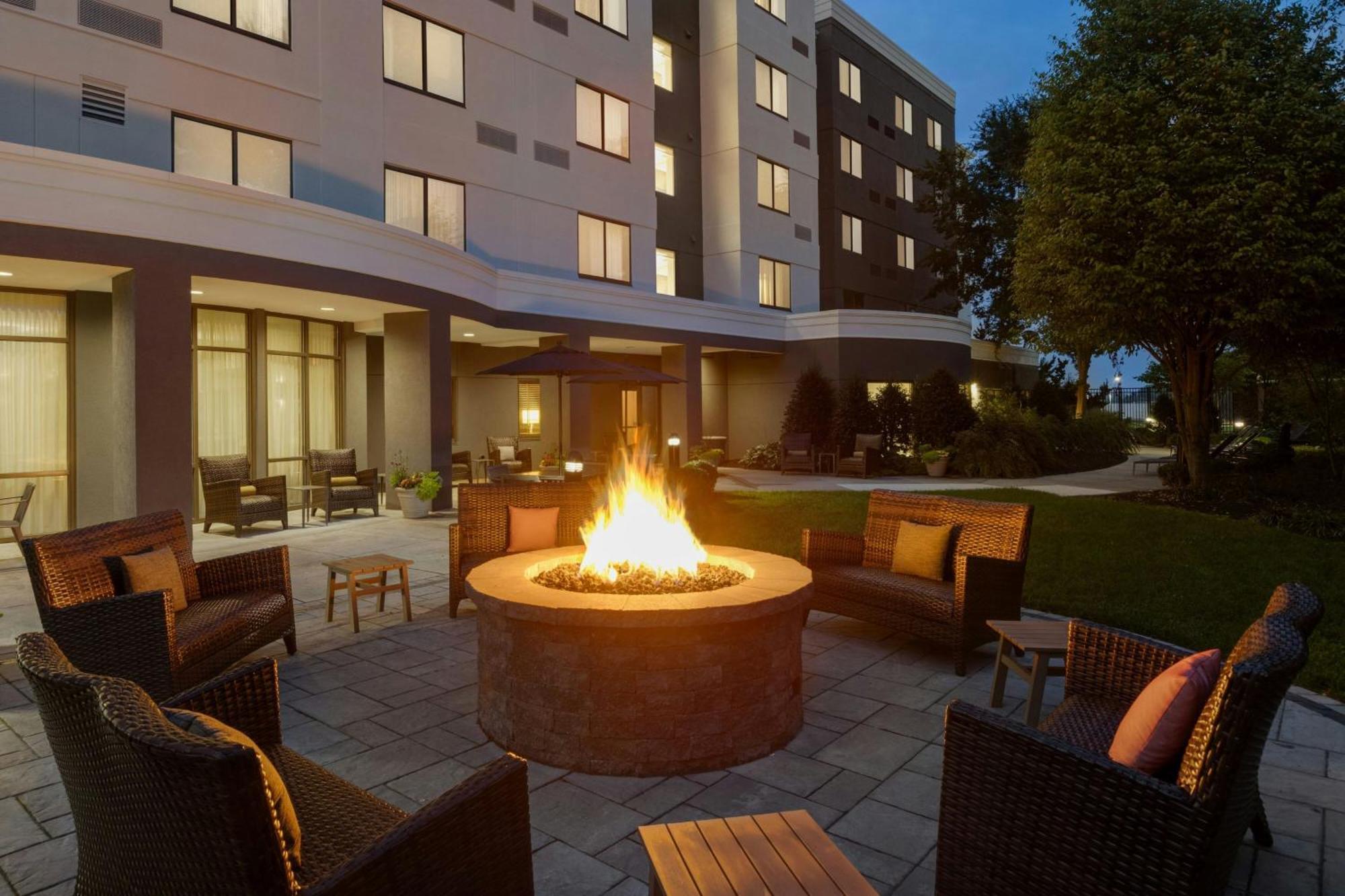 Courtyard Lancaster Hotel Exterior photo