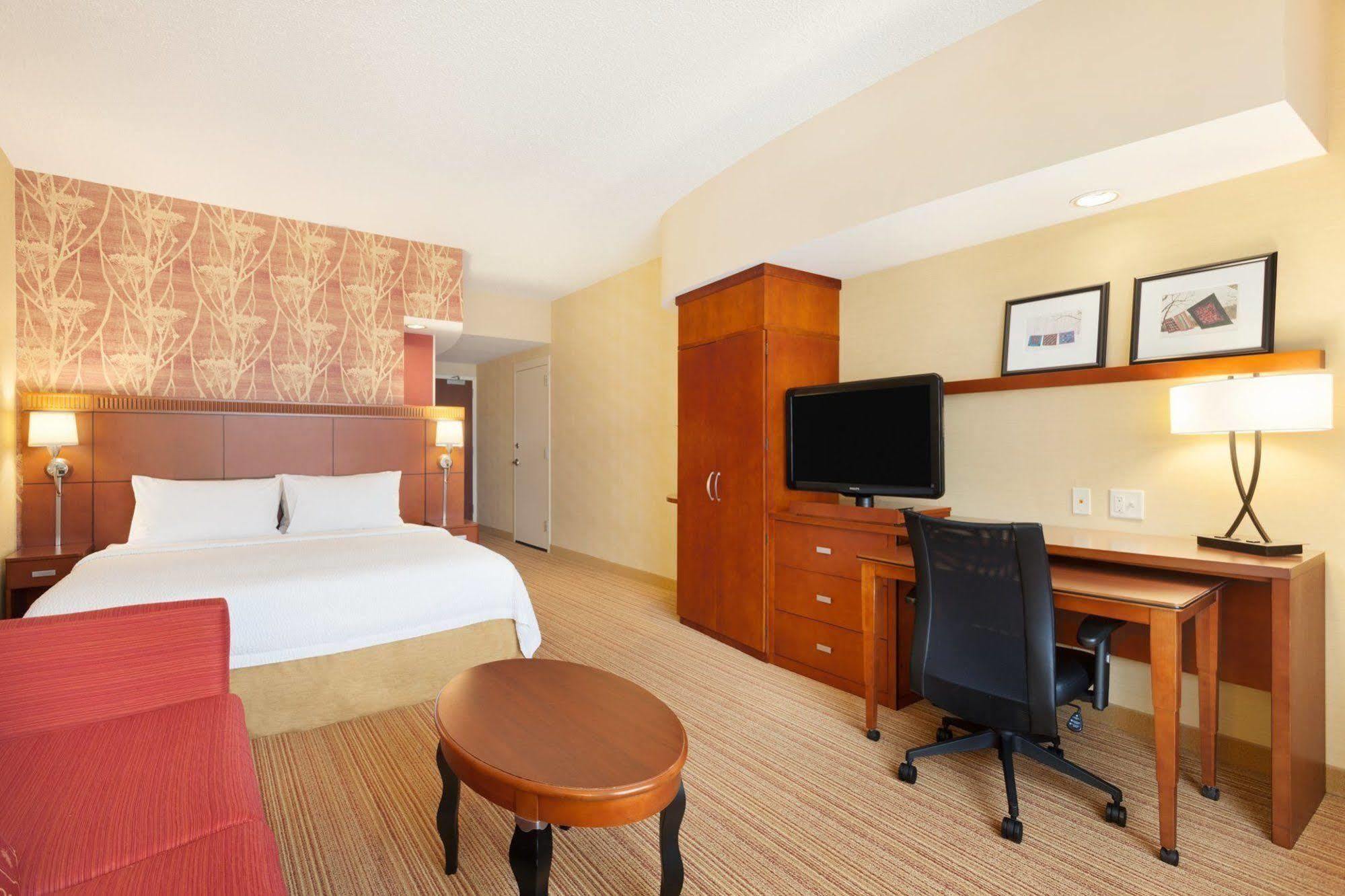 Courtyard Lancaster Hotel Exterior photo